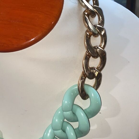 Chunky Link Chain Necklace Mint Green Lucite & Gold Tone - Picture 4 of 5